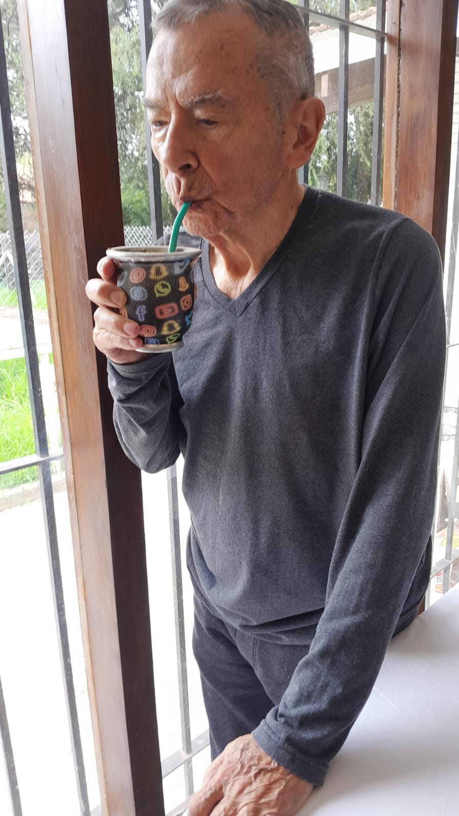 Abuelos tomando mate